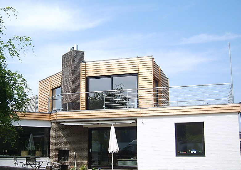 Holz, Metall und Naturschiefer am Haus